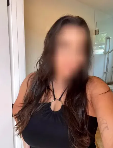 June, 36 años